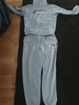 Hoodrich set  - Min personliga favorit, Tyvär är den för liten för mig nu så måste sälja den men skit snygg sett,Perfekt för chill dagar hemma eller när du vill vara extra bekväm. Storlek L kids men är som storlek S vuxen du kan köpa bara hoodien om du vill för 250kr eller bara byxorna för 150 kr eller båda 2 för 350