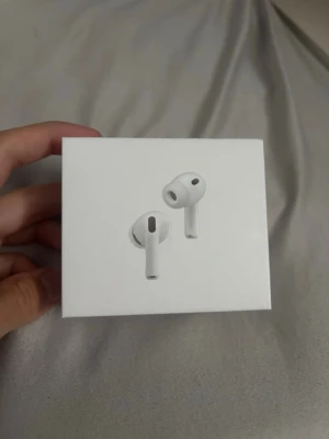  AirPods Pro Gen 3 - Säljer ett par hörlurar med noice cancel inga skador eller något sånt. Skriv privat för frågor eller funderingar!! Kvitto finns ❤️❤️