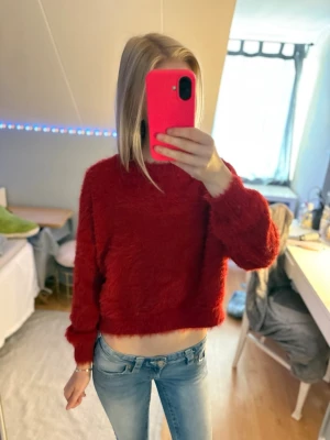Fluffig röd tröja - Säljer min fluffiga röda tröja då den blivit förliten. Den är mjuk och skön och ger än julkänslan! Inga synliga skador eller liknande. Skriv om du har frågor. (Priset går alltid att diskutera)