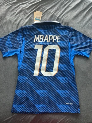 Mbappe frankrike tröja  - Säljer denna snygga Frankrike tröja med Mbappe på ryggen. Den är aldrig använd så skicket är nytt. Storleken är Medium. Skriv vid frågor eller bilder.