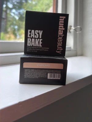Huda Beauty Easy Bake Cupcake puder - Löspuder från Huda Beauty i nyansen Cupcake.  Helt nya båda 2.  20g den stora.