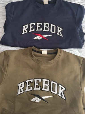 Olivgrön & marinblå Reebok sweatshirt 2st - Säljer en olivgrön & en marinblå sweatshirt från Reebok. Storlek M men passar även för storlek L om du har det. Kommer ej sänka priset, dem är helt nya och knappt använd