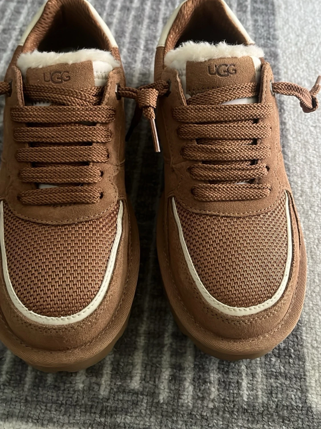 Bruna sneakers från UGG med fuskpäls - 1