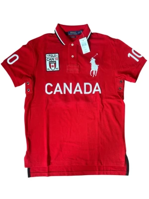 Ralph Lauren Polo Canada  - Ralph Lauren pike, Canada, helt ny med etikett 🏷️ 10/10 skick, väldigt sällsynt. Längd 72cm, bredd 55cm. Storlek: L, sjävklart äkta! Skriv om ni undrar någonting 📲 