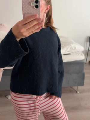 Mörkblå stickad tröja  - Mysig mörkblå stickad tröja 🌸