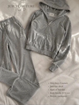Grått Juicy Couture loungewear set - Mysigt loungewear set från Juicy Couture i mjuk grå velour. Setet består av en hoodie med dragkedja och fickor samt matchande byxor med resår i midjan. Perfekt för chill dagar hemma eller när du vill vara extra bekväm.