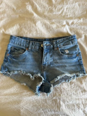 Jeans short - Fina Lågmidjade jeans shorts, tyvärr för korta för mig 