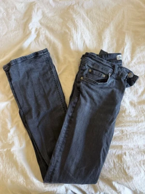 Jeans - Ett par gamla jeans från Zara, bootcut och nästan lågmidjade, urtvättade som man ser på bilden 