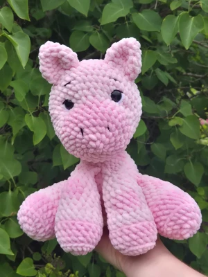 Virkad gris - Söt handvirkad gris i mjukt chenillegarn🐖⚠️Ej lämplig för barn under 3 år på grund av säkerhetsögon⚠️.                                  Mönster: knotsandsnuggles