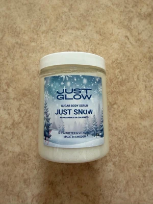 Just Glow Just Snow Body Scrub - Sockerbaserad body scrub från Just Glow med sheasmör och vitamin E. Oanvänd.  Innehåller inga doft- eller färgämnen och är tillverkad i Sverige. Limited edition - slutsåld. Nypris 399kr