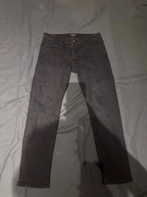 Jack & Jones jeans - Använda fåtal gånger. Bra skick. Storleken är 30/32 och de sitter bra på mig. Hör av dig ifall du hade velat ha mått. Fraktar inom 1-3 dagar