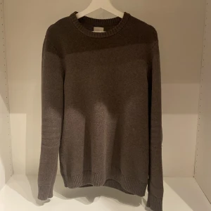 Dobber sweatshirt - Nyskick i storlek M. Kommer ej till användning för mig.