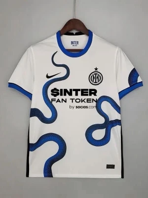 Inter Milan vit matchtröja med orm - Säljer en vit Inter Milan matchtröja från Nike med blå och svart orm-mönster över hela framsidan. Tröjan har blå detaljer vid krage och ärmslut samt klubbmärke och Nike-logga på bröstet. Perfekt för dig som älskar fotboll och vill sticka ut på planen.