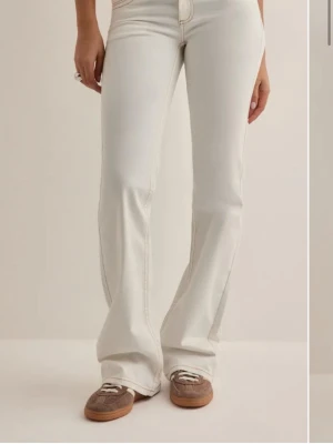 Vita bootcut jeans Nelly  - Säljer mina otroligt fina vita Nelly jeans då dom tyvärr inte passar mig längre. Använda fåtal gånger, inga defekter. 💞