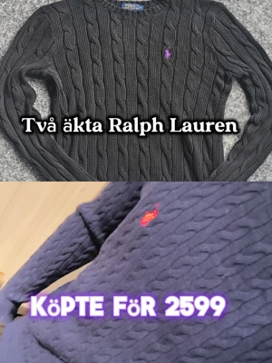 Buda på två äkta Ralph Lauren tröjor - Säljer en kabelstickad tröja från Ralph Lauren med klassisk kabelmönster och broderad logga på bröstet. Tröjan är mörkblå och har rund hals samt långa ärmar. Perfekt för dig som gillar stilrena och tidlösa plagg.