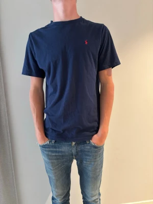 Ralph Lauren T-shirt - Ralph Lauren T-shirt! Stilrena och perfekta för dig. Ny pris=549 säljs för=150kr skick=9/10 (modellen är 181cm lång och väger 67kg) Tveka ej att höra av dig vid frågor eller funderingar!