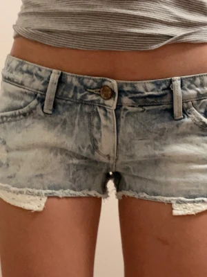 Lowrise jeansshorts Tally Weijl  - Säljer dessa galet snygga lågmidjade shortsen från Tally Weijl🪽 I storlek 36 Med spetsdetaljer på fickorna och snygg tvätt.  Mått finns på bilderna💓  Jag skickar snabbt!