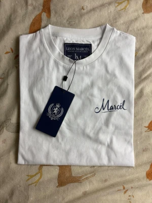 Leon Marcel T-Shirt - Helt ny Leon Marcel t-shirt storlek XS, hör av er vid intresse. Fraktar samma/nästa dag. 