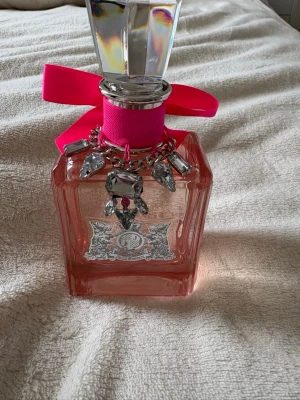 Juicy Couture La La Eau de Parfum 100 ml - Juicy Couture La La är en frisk och härlig doft i en blandning av saftiga frukter med en underbar blomsterbukett tillsammans med lena träslag. Ordinarie pris : 650 kr  100 ml köpt från Kicks. Säljer då den inte passade mig, endast testad 1 gång. Doftnoter: mandarin, vattenhyacint, grönt äpple, röda vinbär, liljekonvalj, rosa pion, violblad, apelsinblomma, lena träslag & mysk.💕🎀👛🛍️