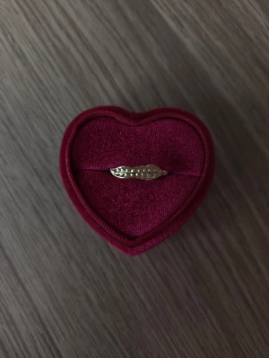 Guldfärgad ring med bladmotiv - Bladmotiv ring i storlek 17,7mm, guldfärgad.