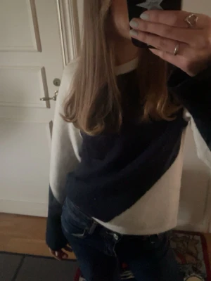 Mörkblå/vit stickad tröja med rund hals - Jätte fina stickad tröja från Gina Young är lite nopprig på vissa ställen men det är inget man tänker på.💗är i storlek 170 men passar S-M