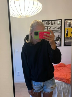 Svart hoodie  - Basic svart hoodie med huva och ribbade muddar vid ärmslut och nederkant!! Perfekt att slänga på sig, till vardags eller ha hemma💞 Materialet är bomull och polyester.