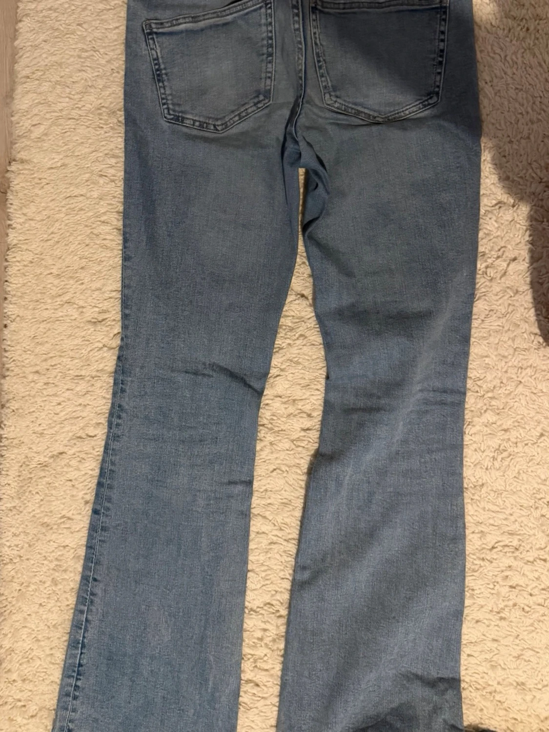 Ljusblå bootcut jeans från Gina Tricot i storlek 38 - 1