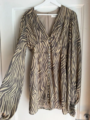 Adoore klänning zebra Florence - Använd 1 gång, superfint skick. Storlek 36