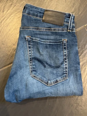 Blå Jack & Jones jeans - Feta blåa Jack and Jones jeans! Säljer pga dom aldrig kommer till användning. Pris: 399kr  storlek/modell: 30.30 slim fit  skick:9/10 