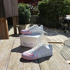 Maison Margiela skor - Säljer dessa sällsynta skor som är typ helt nya använda få tal gånger efter bilderna e tagna allt följer med dustbag,box och orderbekräftelse. Skriv vid minsta fundering tar emot byten också🙌🏼