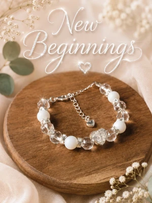 New Beginnings🤍 Armband - Sött armband med vita runda matta glaspärlor i 8mm och klara facetterade glaspärlor, dekorerat med ett gnistrande hjärta i mitten. Armbandet har justerbar kedja i silverfärg och små detaljer mellan pärlorna som ger extra bling. Perfekt accessoar för dig som gillar stilrena smycken med en touch av elegans.