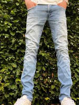 Replay anbass ripped jeans  - Säljer ett par ljusblåa replayjeans med snygga slitningar. W31 L34.                                                          Modellen är 184cm och väger 72kg.                             Skriv gärna om ni har funderingar 