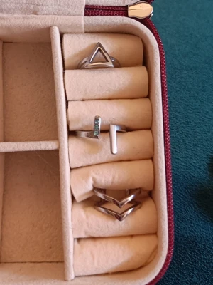 Ringar i rostfritt stål - Säljer ringar i rostfritt stål (bild 1), tänkte 25 kr/st eller 60 kr för alla, men kom gärna med förslag! På bild 2 har jag några ringar som jag kan tänka mig sälja för typ några kr/st men de är i så dåligt skick så om du köper några ringar så kan du få ringar från bild 2 gratis.  Skriv om ni har frågor om storlek! 💕