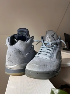 Air Jordan 5 Ice blue - Säljer ett par Jordan 5:or i storlek 43. Dem är i väldigt bra skick förutom att sulan ser lite använd ut. Ny pris 3-4000kr. Skriv till mig vid funderingar!