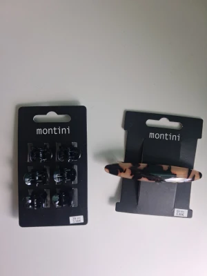 Montini hårklämmor och hårspänne - Säljer ett set med sex små svarta hårklämmor och ett avlångt hårspänne i beige och svart sköldpaddsmönster från Montini. Perfekta accessoarer för att styla håret på olika sätt. Tillverkade i plast.