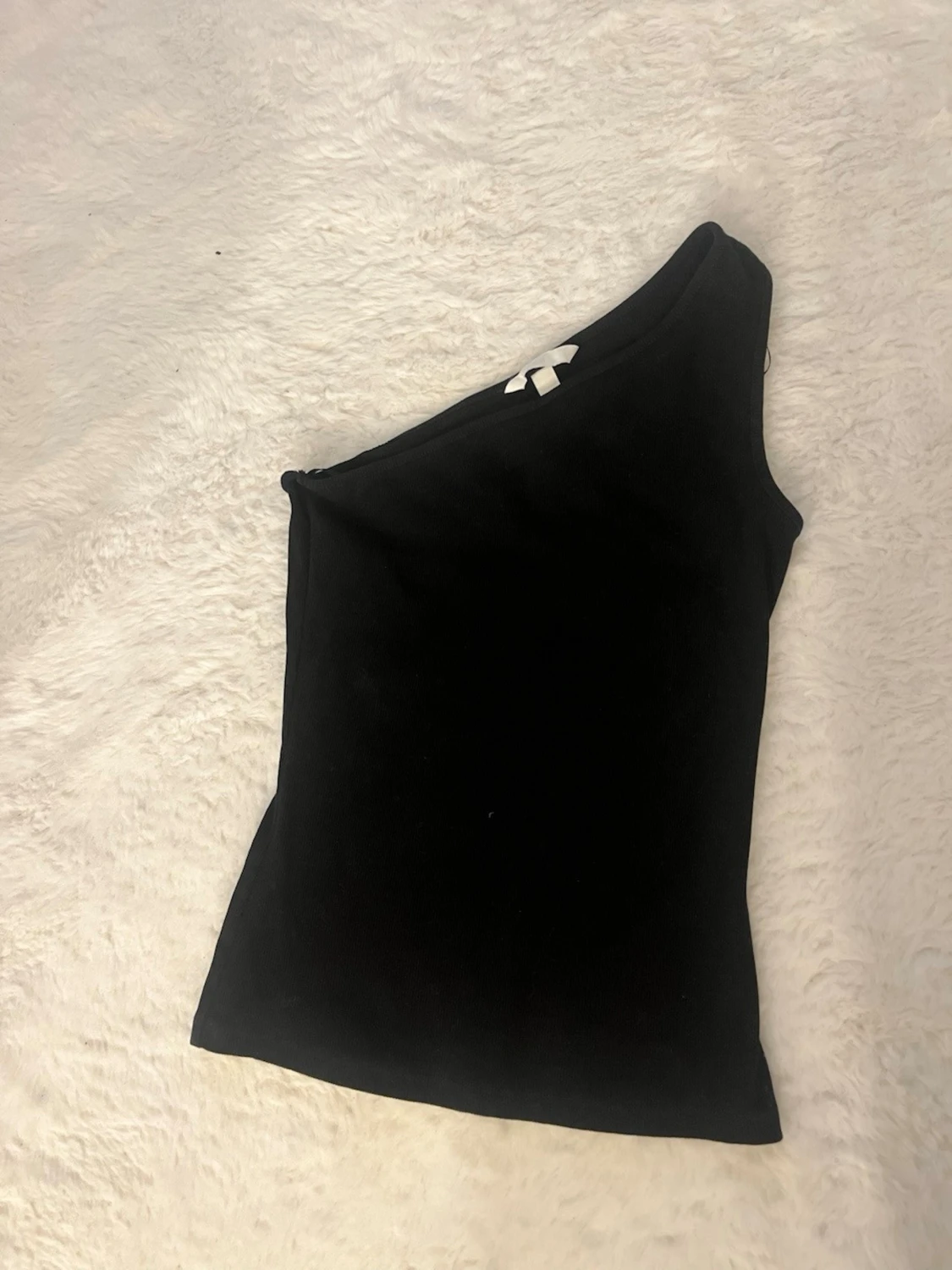 Svart one shoulder topp