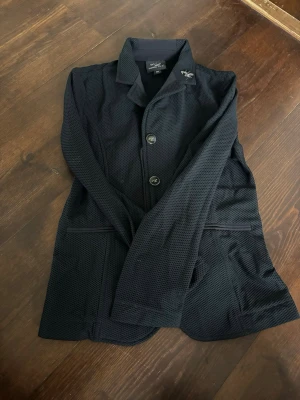 Svart tävlingskavaj 🌟 - Tävlingskavaj light från horse life, luftig och med stretchigt material. Nästintill oanvänd 💞                  Nypris ca 850 kr.