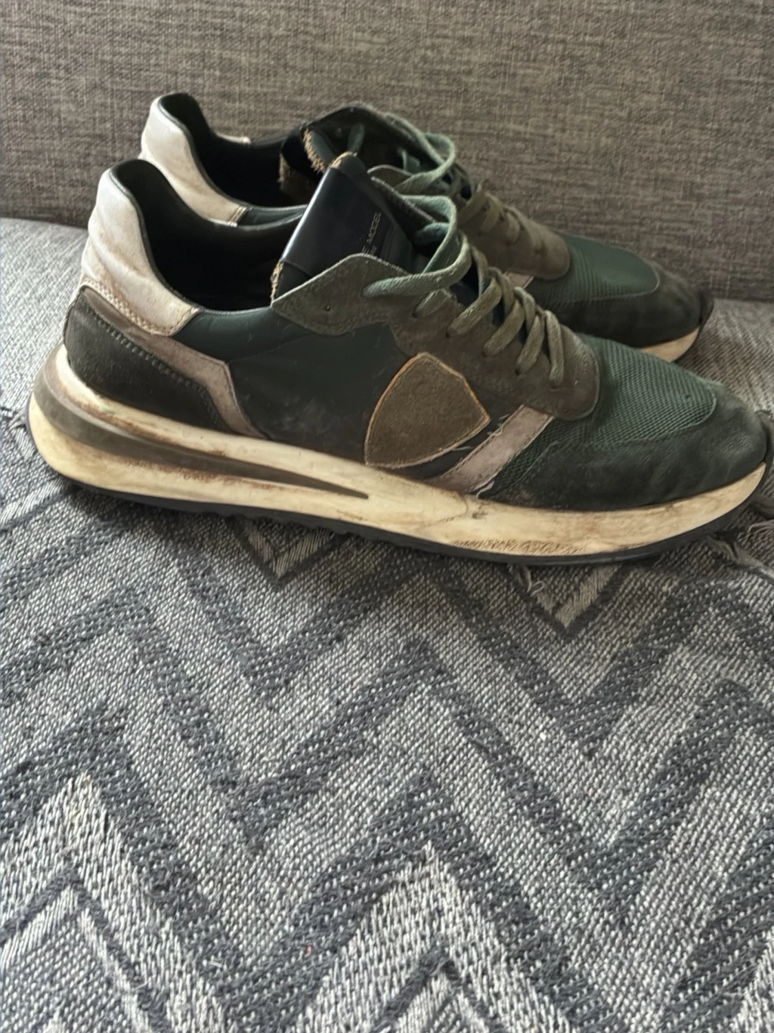 Gröna sneakers med mockadetaljer - 1