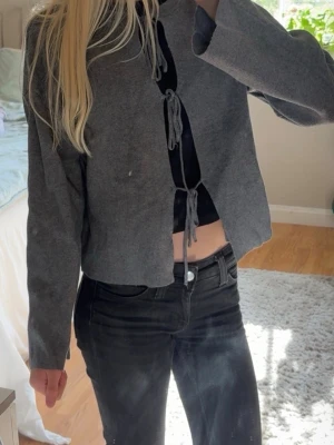 Grå cardigan med knytning - Grå cardigan med knytband framtill, som går att knyta upp och ändra. Säljs då den ej används.😊