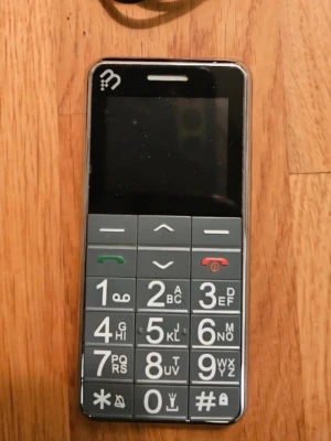 Fin telefon nytt för alla  - Fin telefon.  Finns 2g Stora knappar.  Perfekt till någon  Perfekt till reservtelefoner  Perfekt till som äldre  Laddare följer med