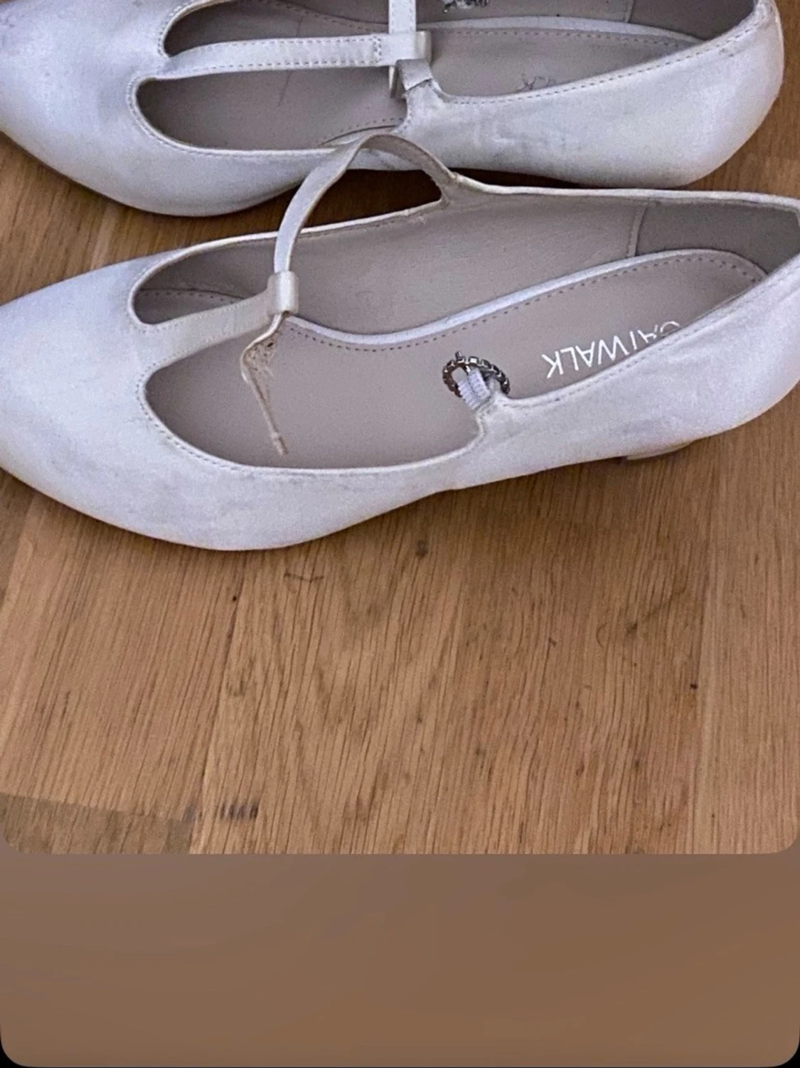 Vita ballerinaskor med T-rem