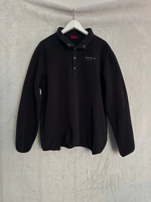 Supreme Polartec - Säljer min Supreme Polartec Fleece tröja eftersom den ej kommer till användning / Skick 9/10 endast några mycket små fransar på botten av tröjan / Den är storlek L men sitter mer som en M /  Hör gärna av dig om du undrar något!🙏