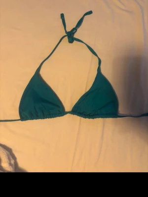 Calzedonia Blå/grön bikini  - Justerbara biknitrosor och triangel topp med knyten, stringtrosor  Fint skick, inga defekter  Sälj inte längre vad jag vet, tror trosorna kostar nya 300kr o toppen 350kr Lappen är bortklippt i trosorna men logga finns i bikni toppen 