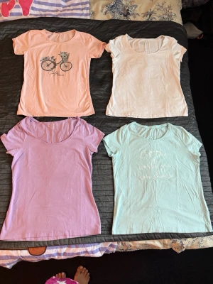 T-shirts  - T-shirt 4 stycken Storlek L 40 Ljus blå står and den är 36/38 i storlek men den är stor i storlek och därför lägger jag på alla 40 L