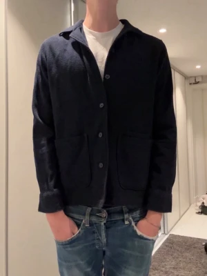 Riley overshirt - Mörkblå Overshirt från Riley, köpt på brothers för ca 800kr. Storlek S men passar även dig som bär xs. Skriv vid minsta lilla intresse