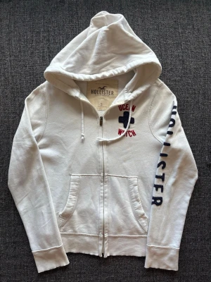 Hollister zip up ~ sällsynt  - Säljer nu denna sjukt snygga Hollister zip up hoodien | st S ~ 170–180cm | passar perfekt nu till kyligare dagar! Modellen produceras inte längre och är därav väldigt sällsynt. Kan även gå ner lite i pris vid snabb affär🍁🫶