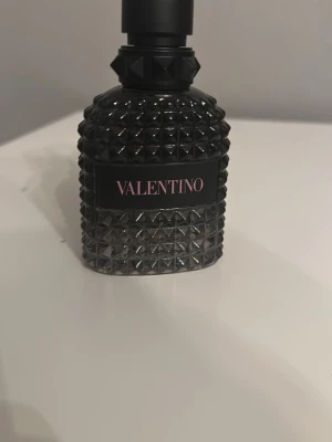 Valentino uomo born in roma edt 50 ml - Valentine parfym köp från kicks orginal pris 1050 kr. Den är använd men har fortfarande mycket kvar i den.