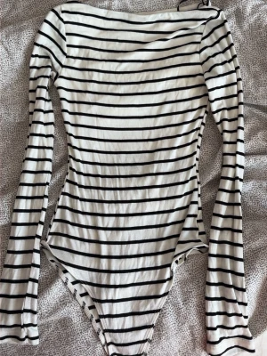Helt oanvänd body!! - Säljer en helt oanvänd body från H&M💕