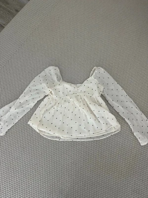 Vit prickig blus Gina Tricot - Söt vit blus från Gina Tricot med bruna prickar😽 har endast använt en gång sen legat i garderoben så kände att det var dags att sälja🩷passar xs 