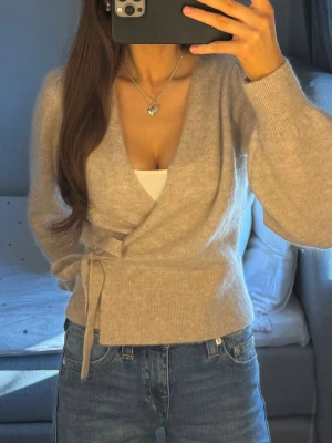 Stickad kofta &Other Stories - Säljer denna stickade kofta från & other Stories. Storlek XS, passar S också. Aldrig använd och i super fint skick. 580 kr + frakt! Vid fler frågor, etc skriv privat 🌸🙌🏼🫰🏼💐🙏🏼🩷